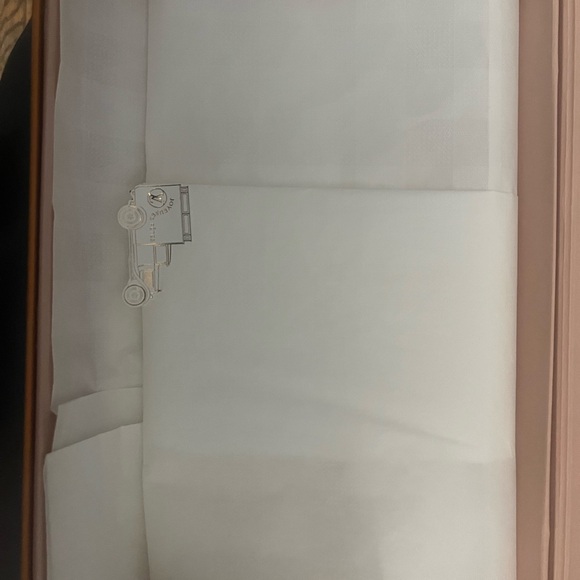 LV Almost New box Louis Vuitton with gift paper - Picture 3 of 4